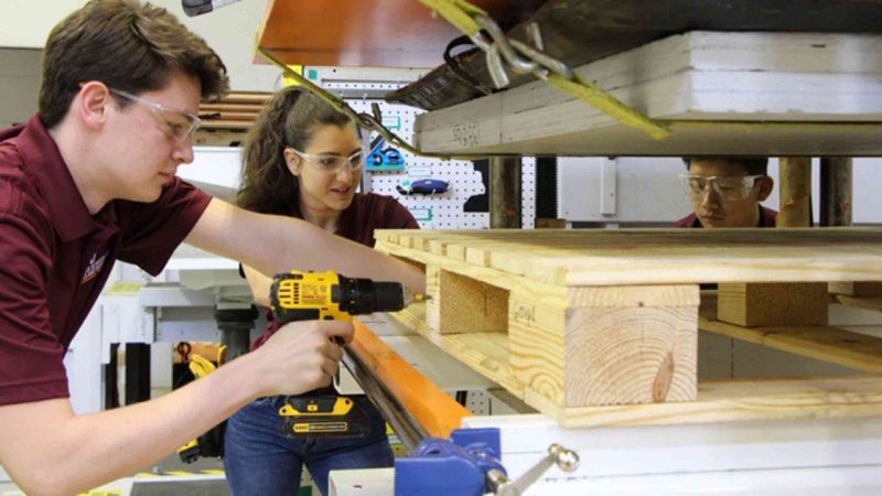 Photo of preparing pallet for testing.